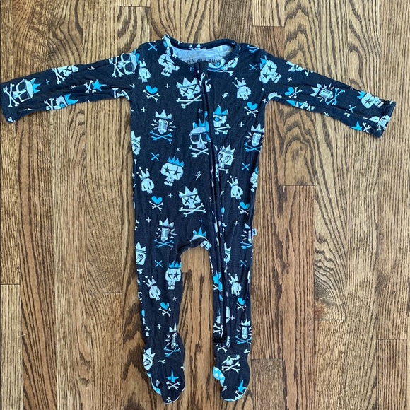Blue/black Little Bum Bums skull print, 2 way zip footie, size 12-18 months. - Picture 1 of 12
